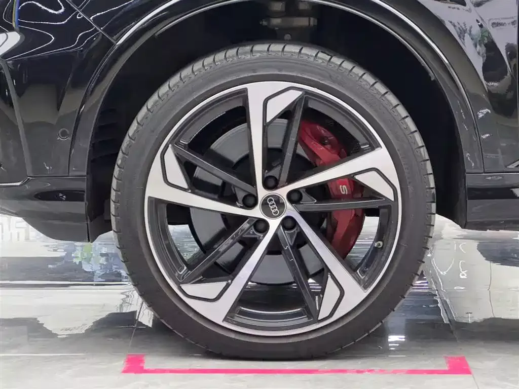Audi SQ7 2024 4.0 TFSI Dark Knight Edition фото 4
