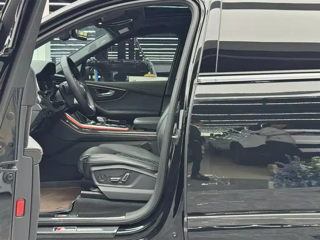 Audi SQ7 2024 4.0 TFSI Dark Knight Edition фото 6