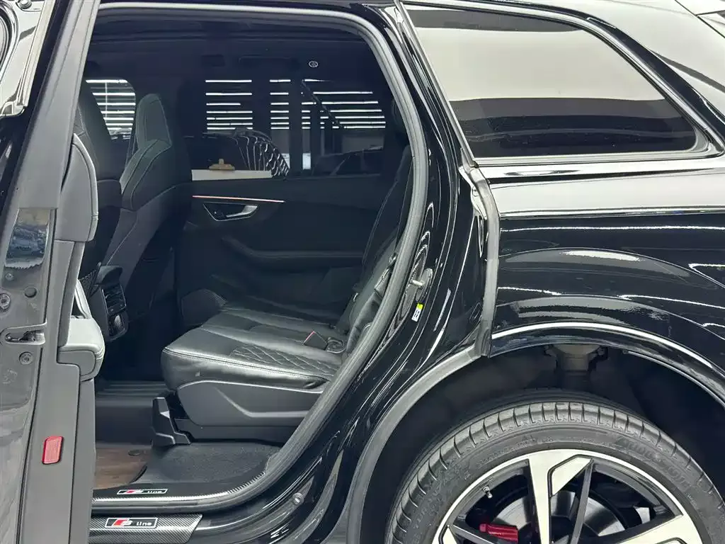 Audi SQ7 2024 4.0 TFSI Dark Knight Edition фото 7