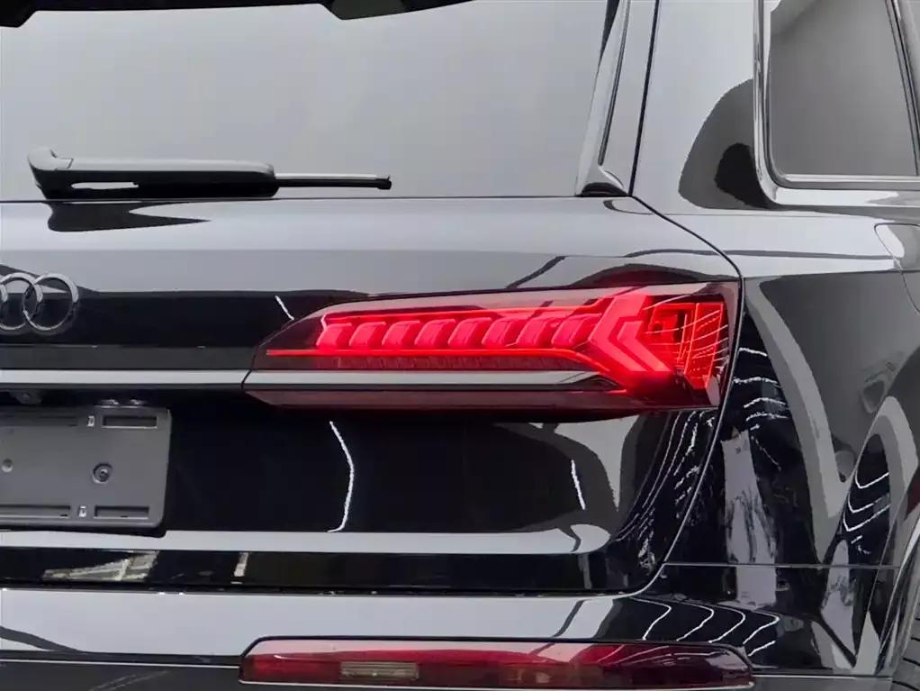 Audi SQ7 2024 4.0 TFSI Dark Knight Edition фото 19