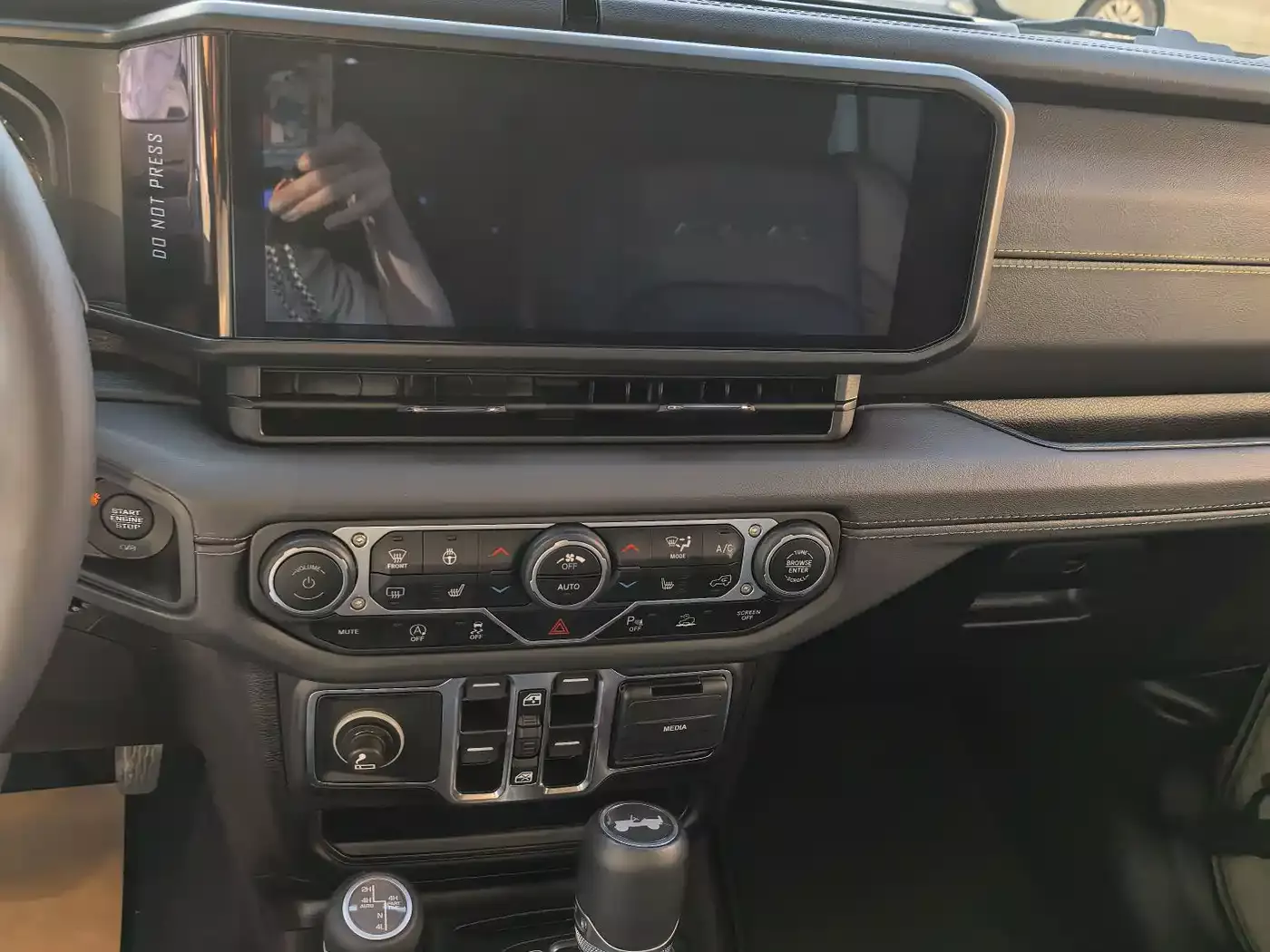 Jeep Wrangler 2024 Model 2.0T Sahara Four-Door Version фото 9