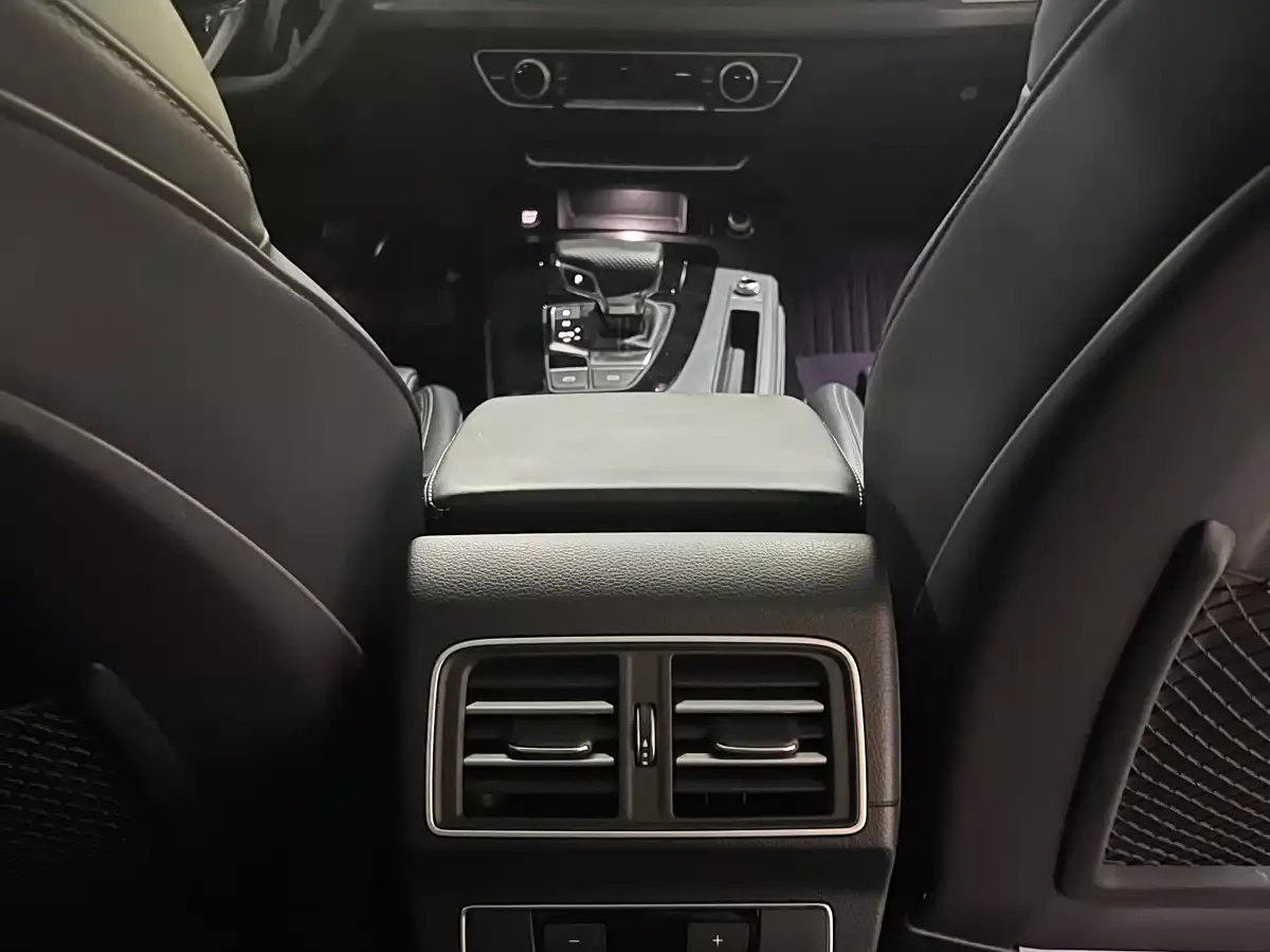 Audi Q5L 2025 45th Anniversary Edition 40 TFSI Dynamic Fashion фото 9