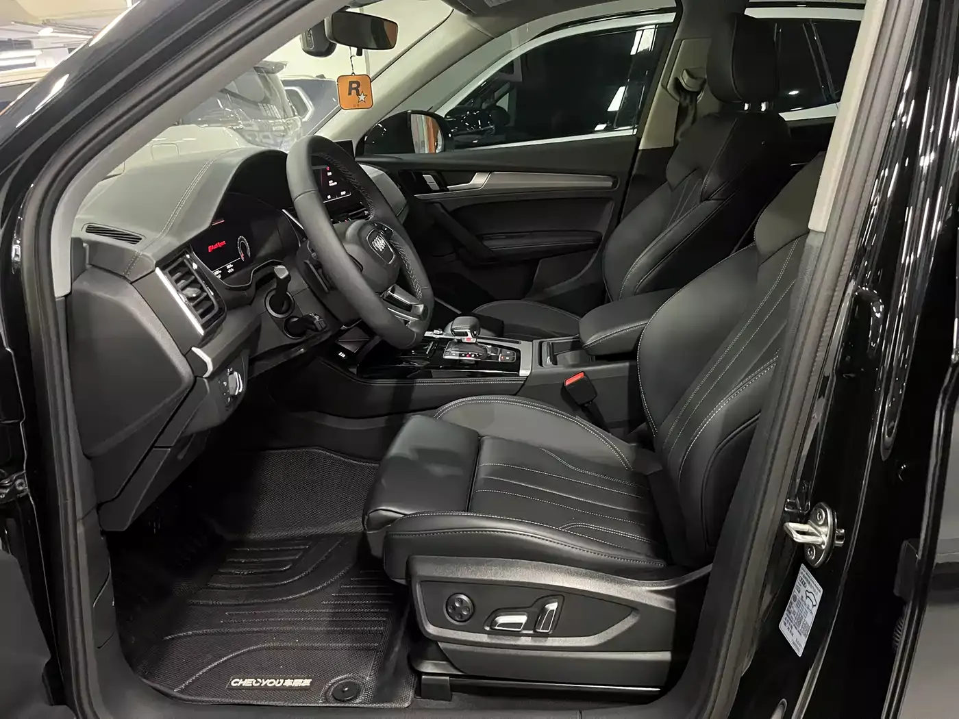 Audi Q5L 2025 45th Anniversary Edition 40 TFSI Dynamic Fashion фото 14