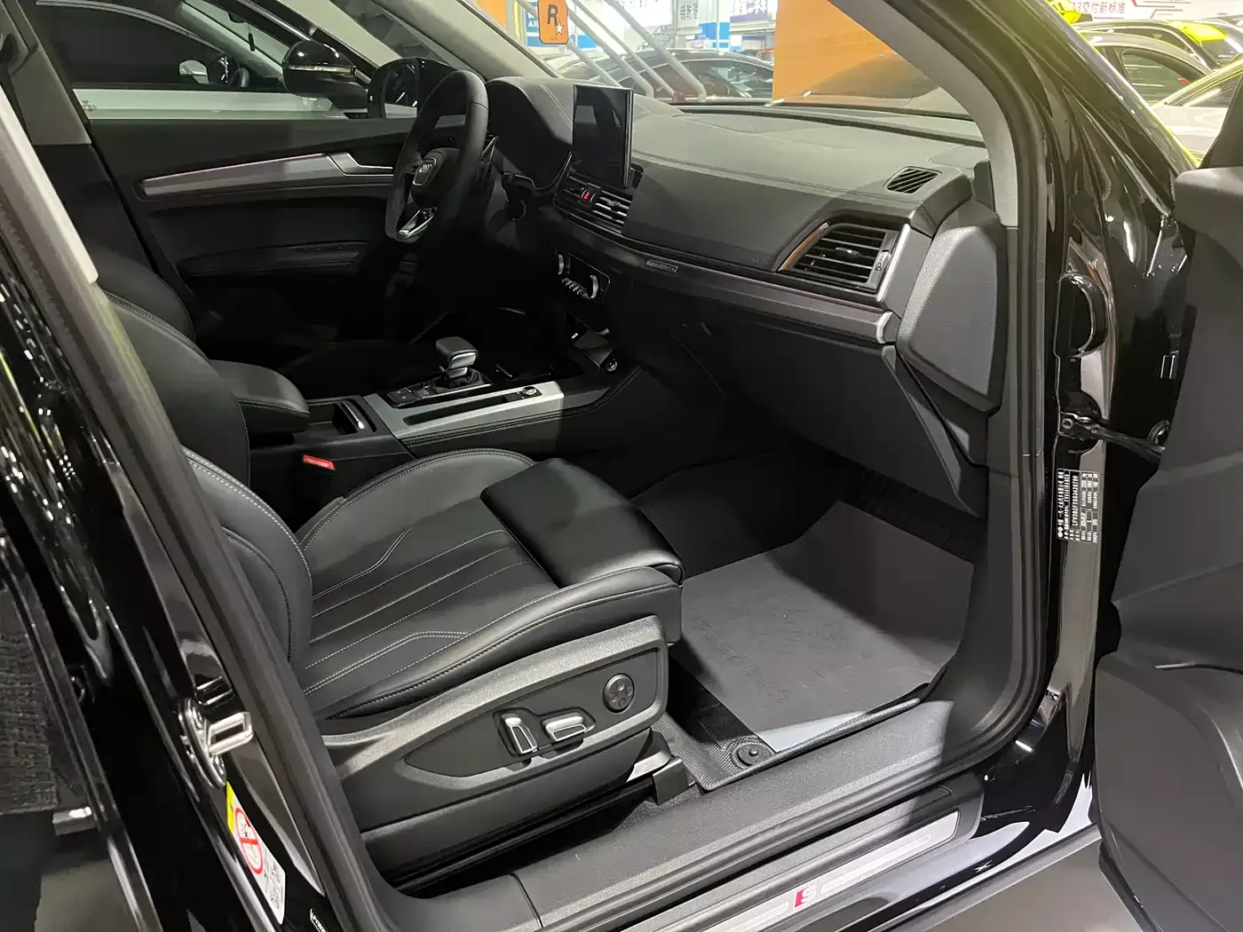 Audi Q5L 2025 45th Anniversary Edition 40 TFSI Dynamic Fashion фото 19