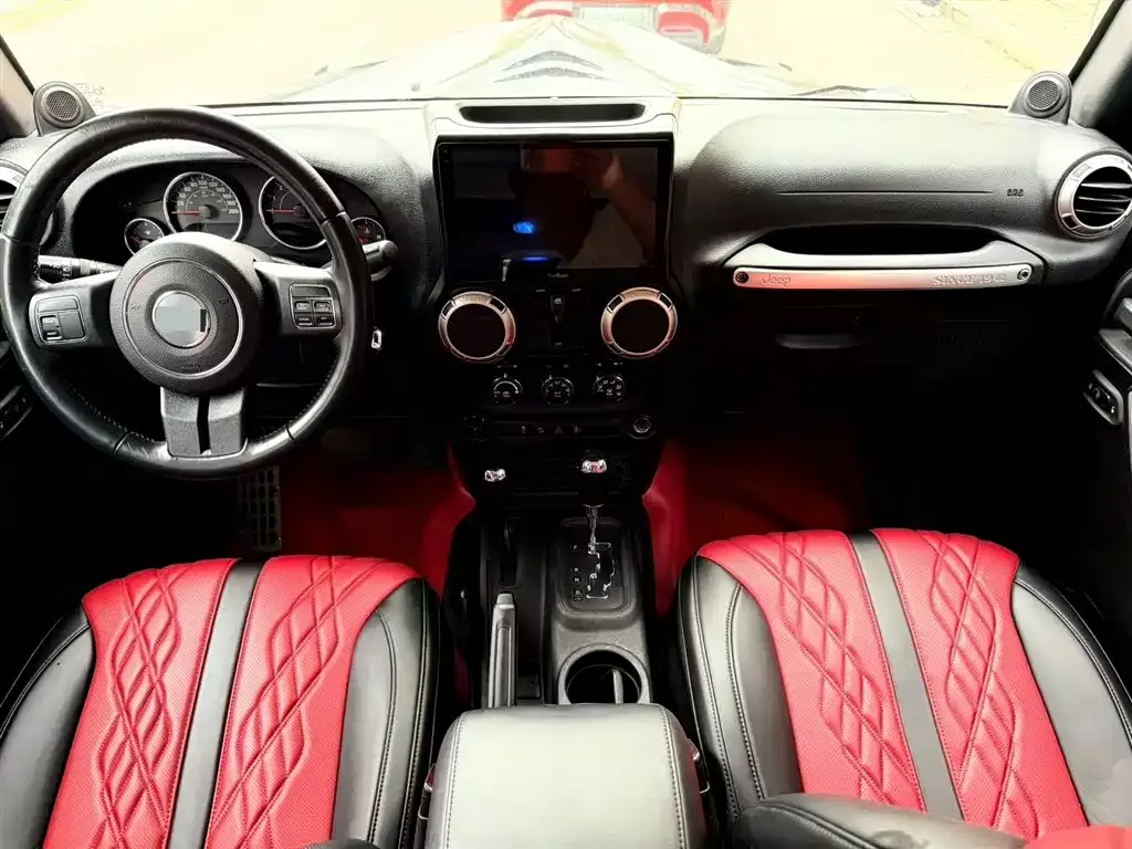 Jeep Wrangler 2015 3.0L Sahara 4-Door фото 4