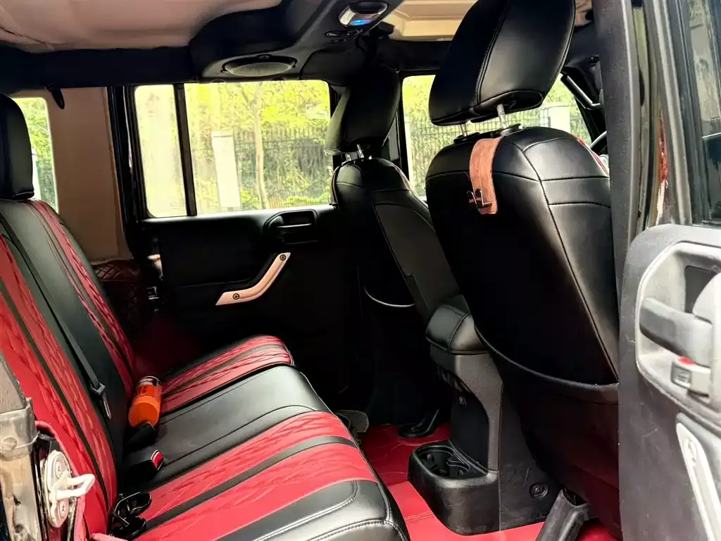 Jeep Wrangler 2015 3.0L Sahara 4-Door фото 5