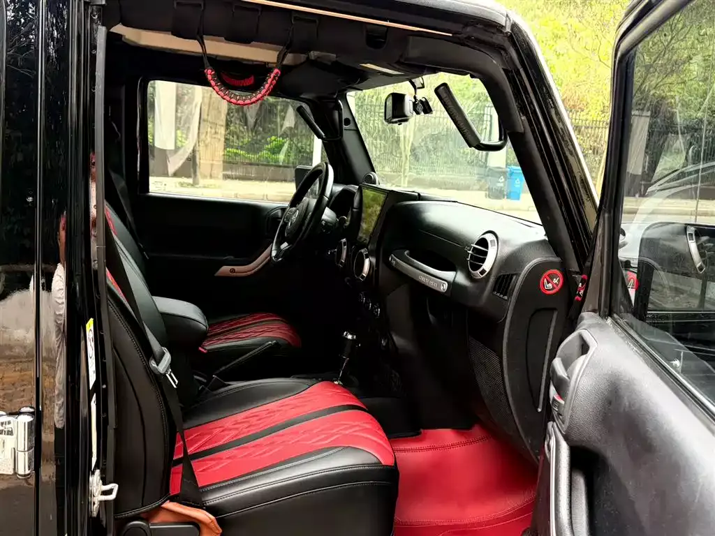 Jeep Wrangler 2015 3.0L Sahara 4-Door фото 6