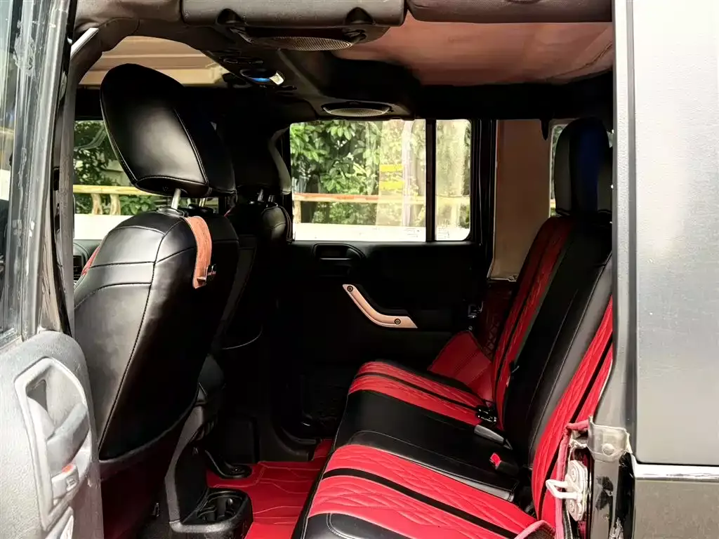 Jeep Wrangler 2015 3.0L Sahara 4-Door фото 7