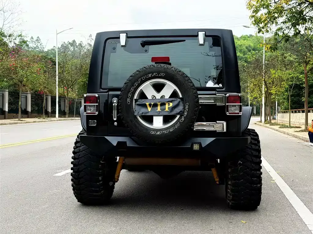 Jeep Wrangler 2015 3.0L Sahara 4-Door фото 8