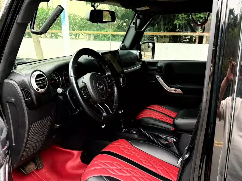 Jeep Wrangler 2015 3.0L Sahara 4-Door фото 9