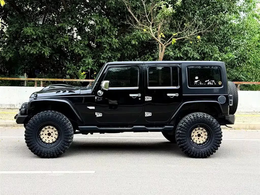 Jeep Wrangler 2015 3.0L Sahara 4-Door фото 11