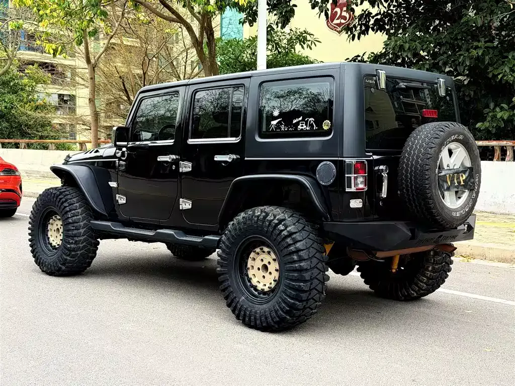 Jeep Wrangler 2015 3.0L Sahara 4-Door фото 12