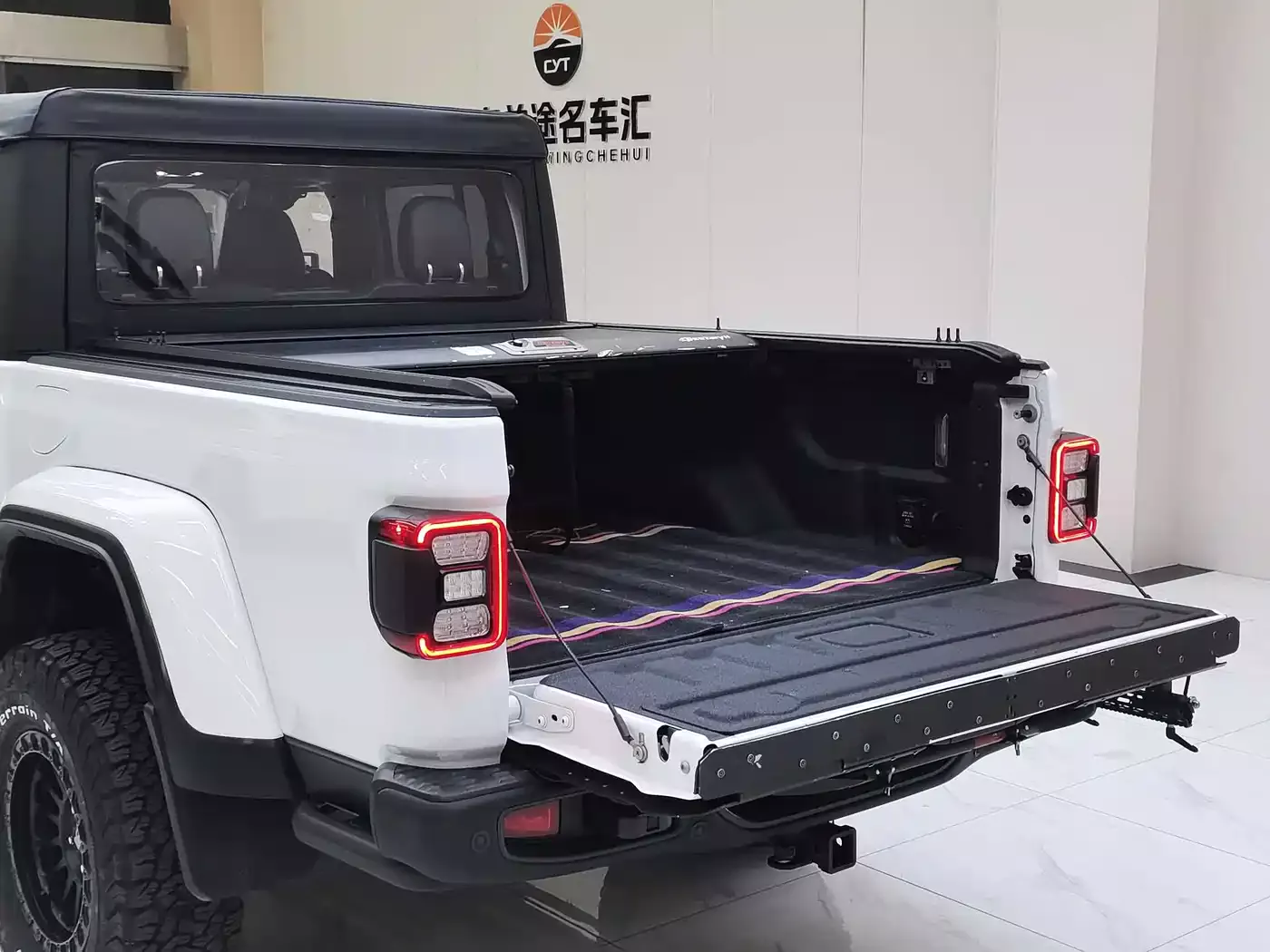 Jeep Gladiator 2022 3.6L Pioneer Edition фото 8