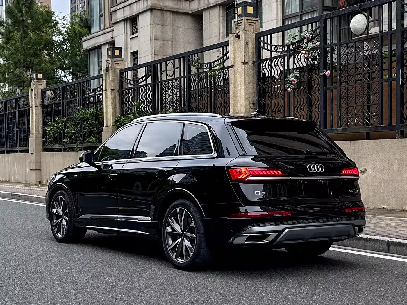 Audi Q7 2023 55 TFSI quattro S line Sport фото 4