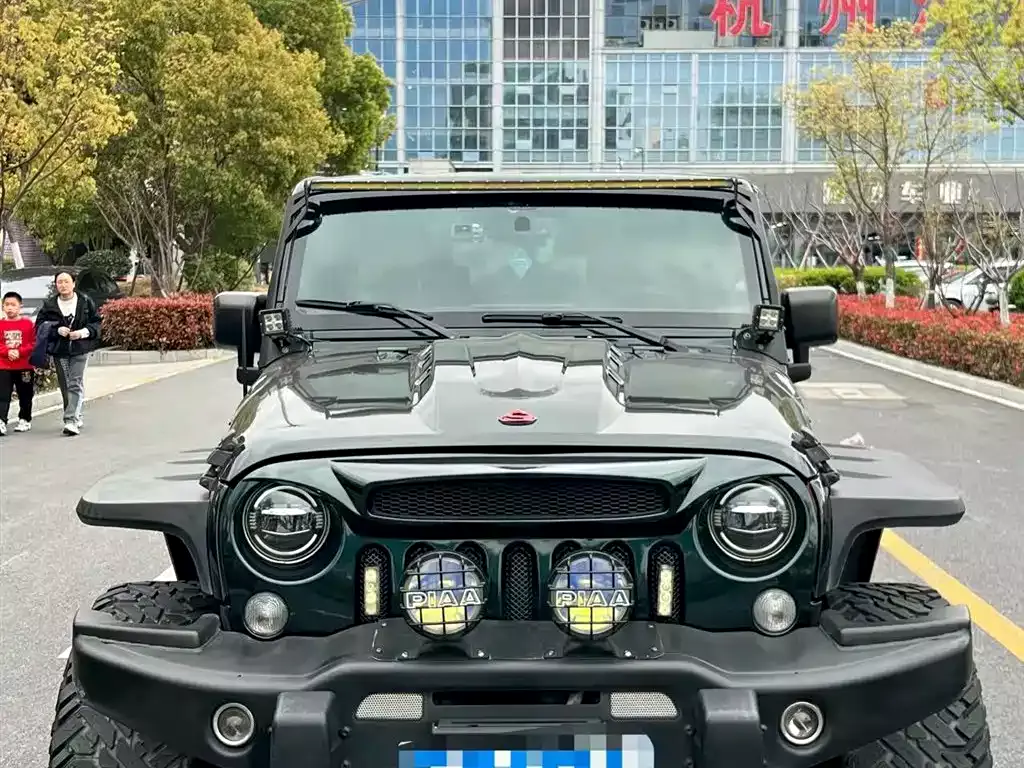 Jeep Wrangler 2015 2.8TD Sahara 4-Door фото 2