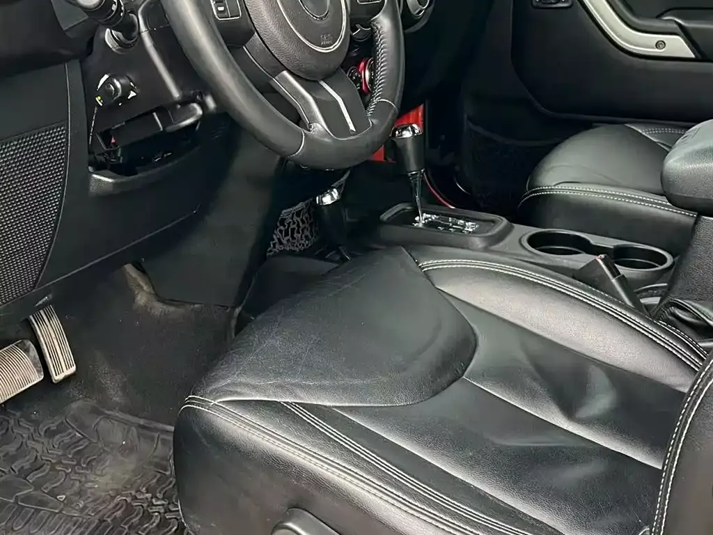 Jeep Wrangler 2015 2.8TD Sahara 4-Door фото 7