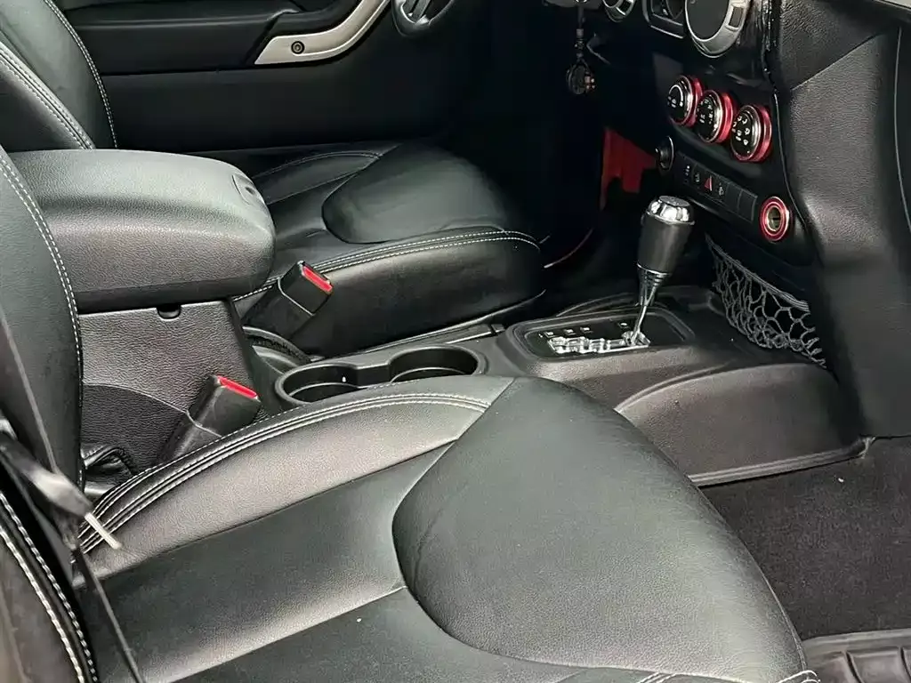 Jeep Wrangler 2015 2.8TD Sahara 4-Door фото 9