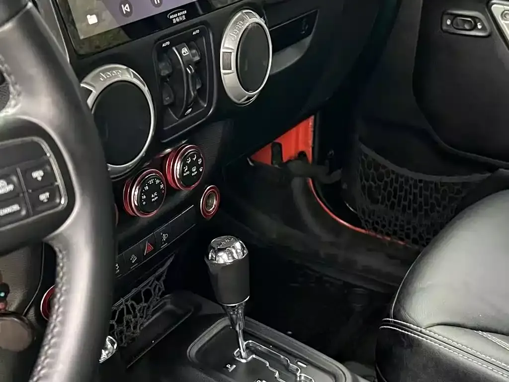 Jeep Wrangler 2015 2.8TD Sahara 4-Door фото 10