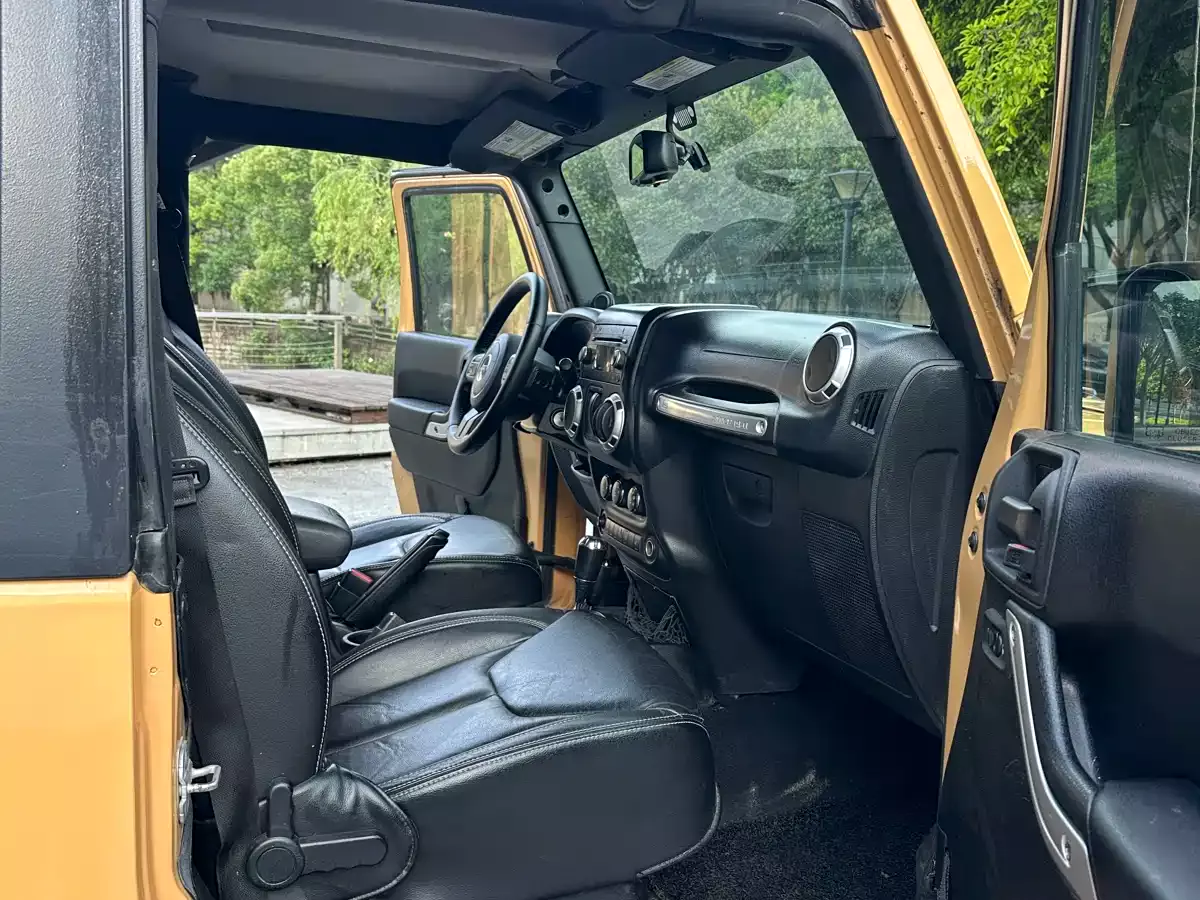 Jeep Wrangler 2013 3.6L Rubicon Two-Door фото 10