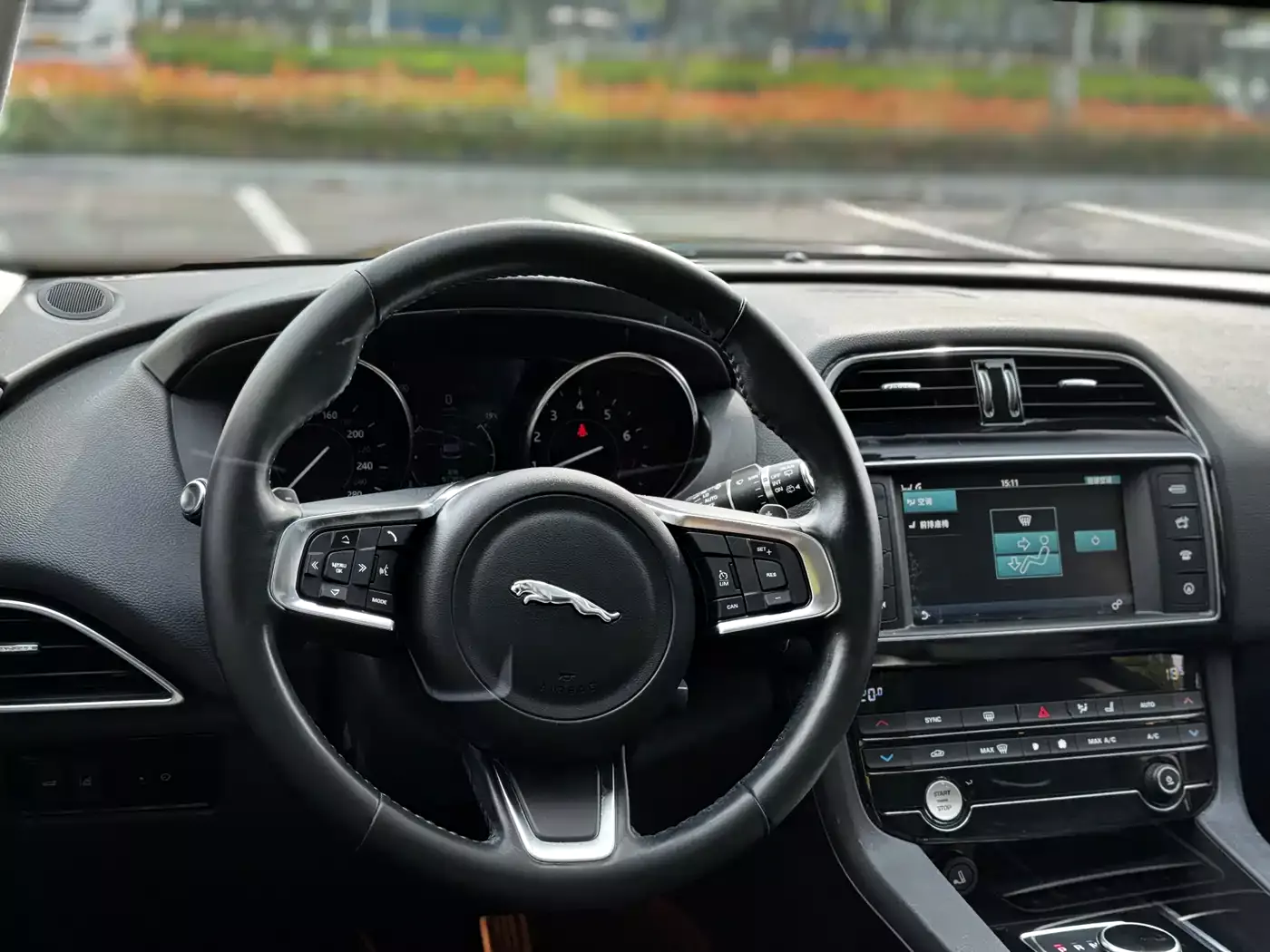 Jaguar F-PACE 2018 2.0T 4WD Urban Premium Edition фото 3