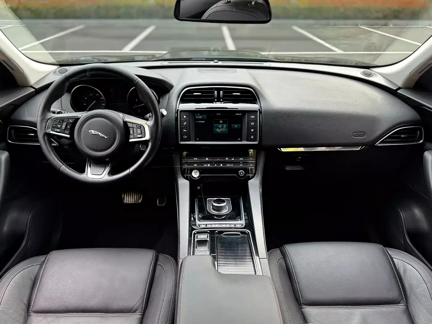 Jaguar F-PACE 2018 2.0T 4WD Urban Premium Edition фото 4
