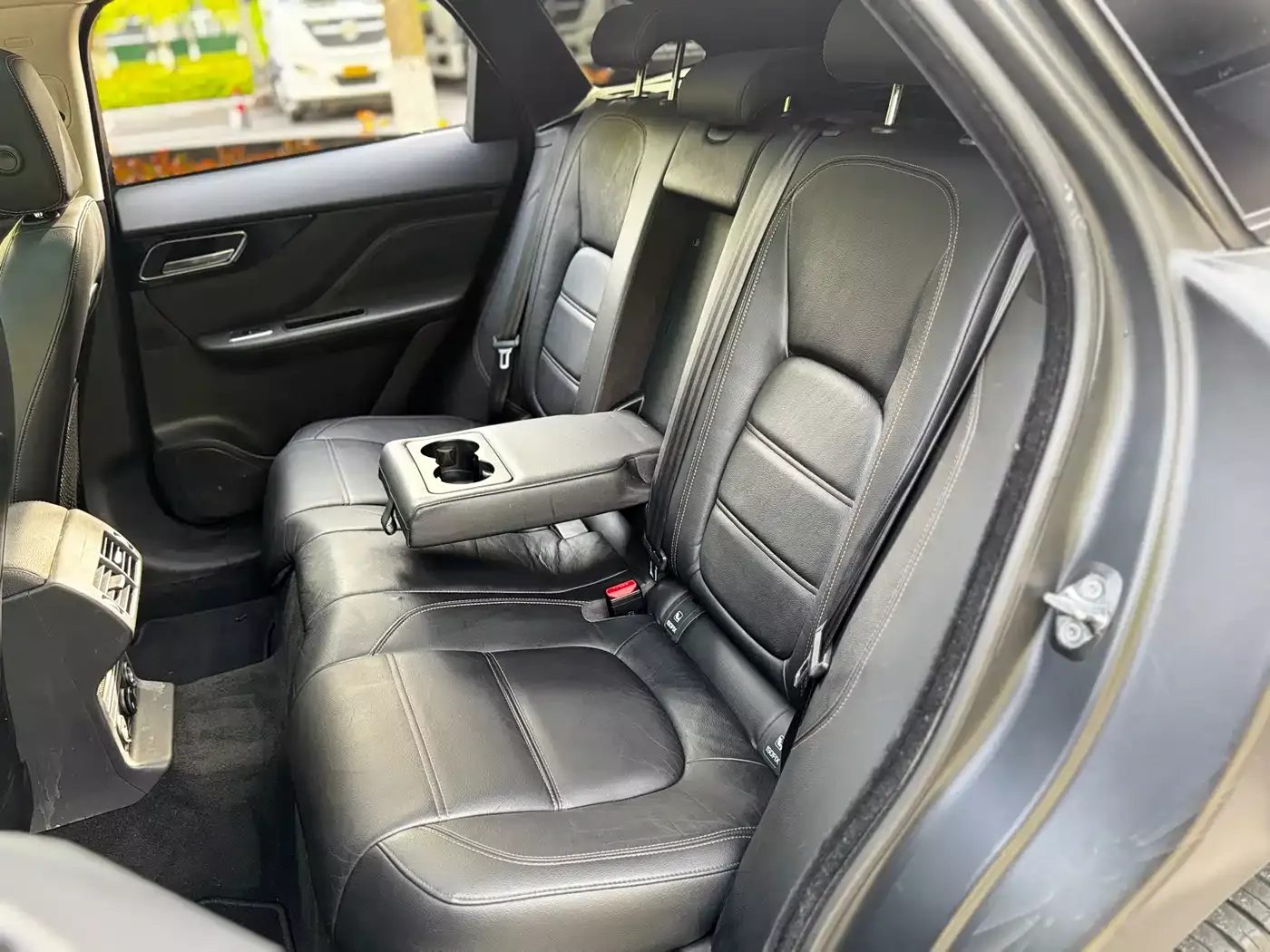 Jaguar F-PACE 2018 2.0T 4WD Urban Premium Edition фото 6