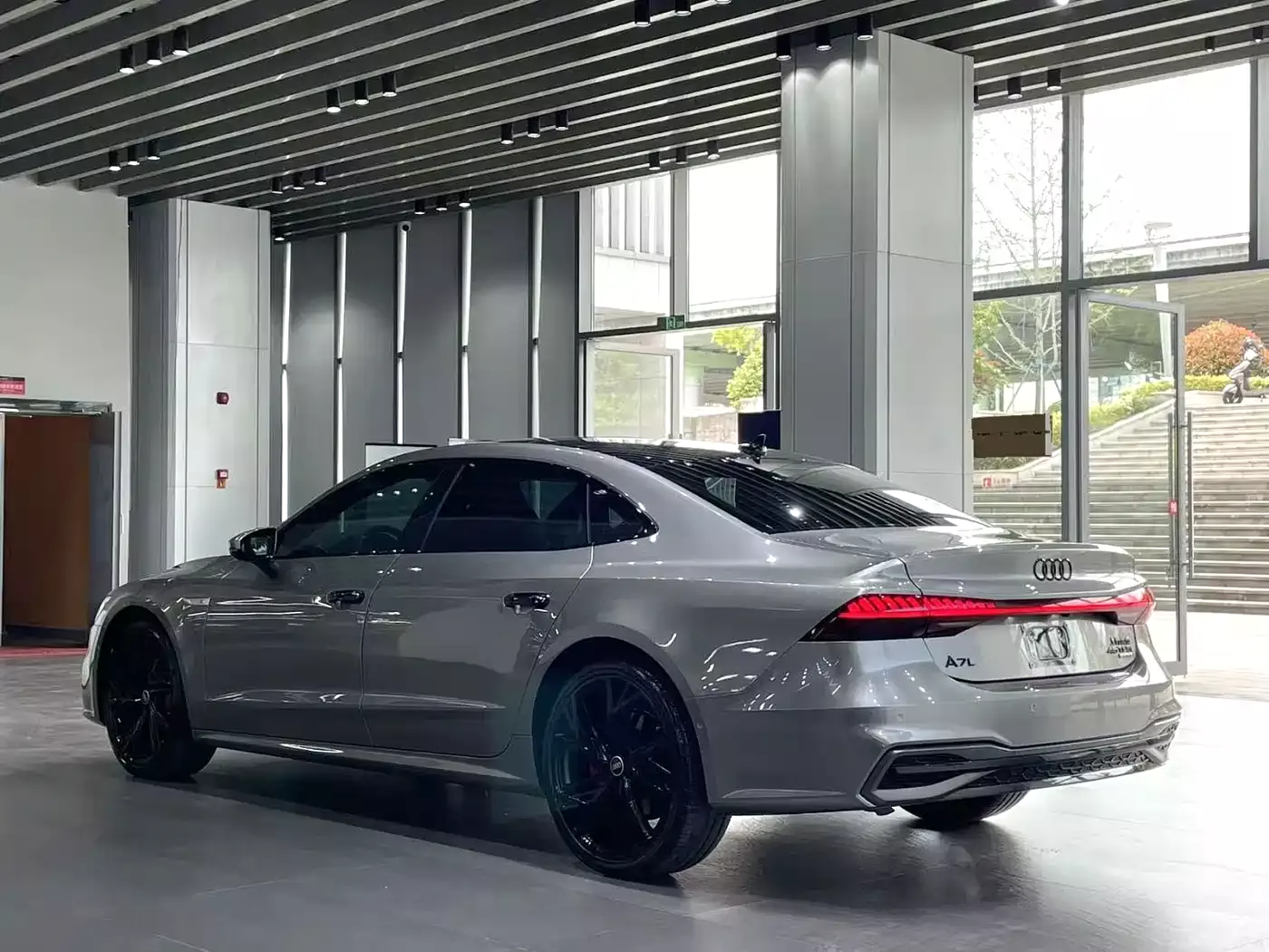 Audi A7L 2024 45 TFSI quattro S-line Black Warrior Edition фото 9