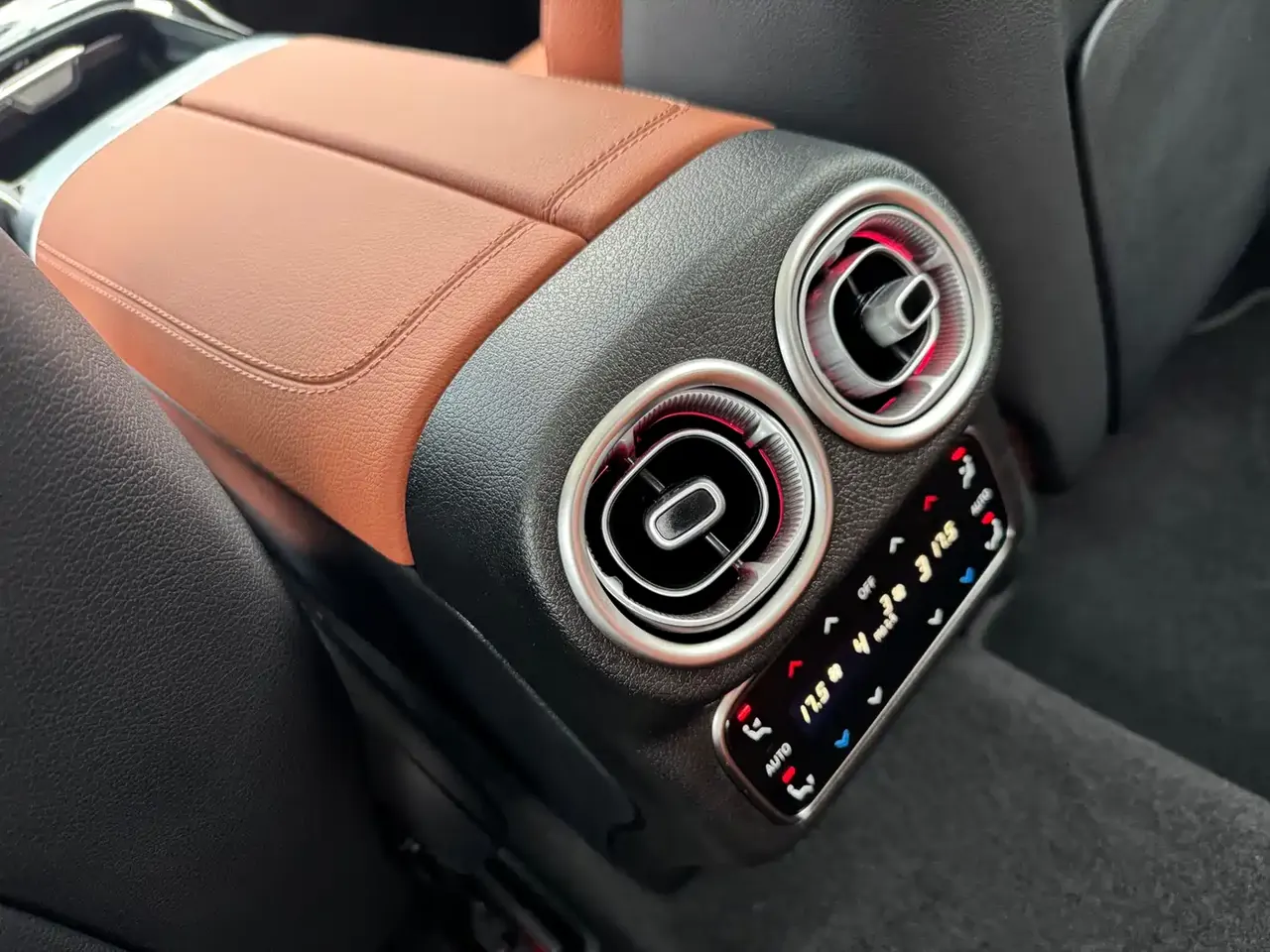 Mercedes-Benz GLC 2024 GLC 260 L 4MATIC Dynamic 5-seater фото 7