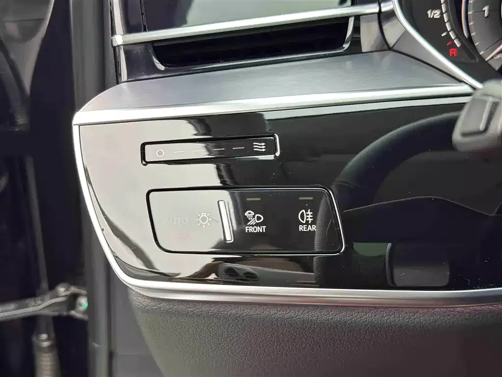 Audi A8 New Energy 2022 A8L 60 TFSIe quattro Collector's Edition фото 17