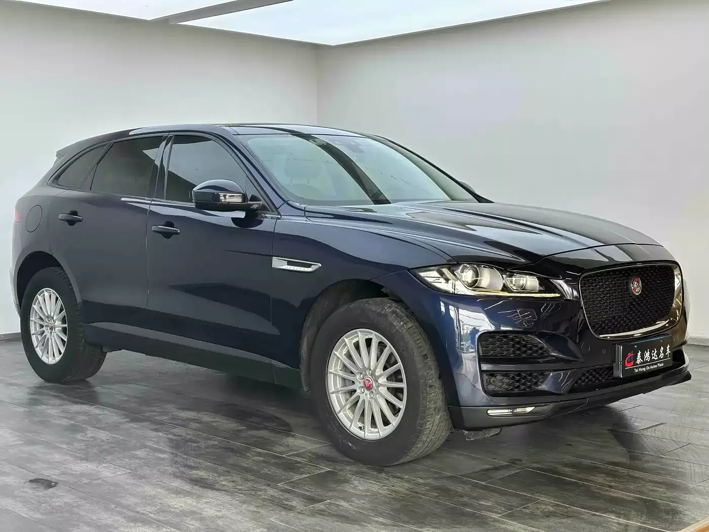 Jaguar F-PACE 2018 2.0T 2WD Urban Premium Edition фото 2