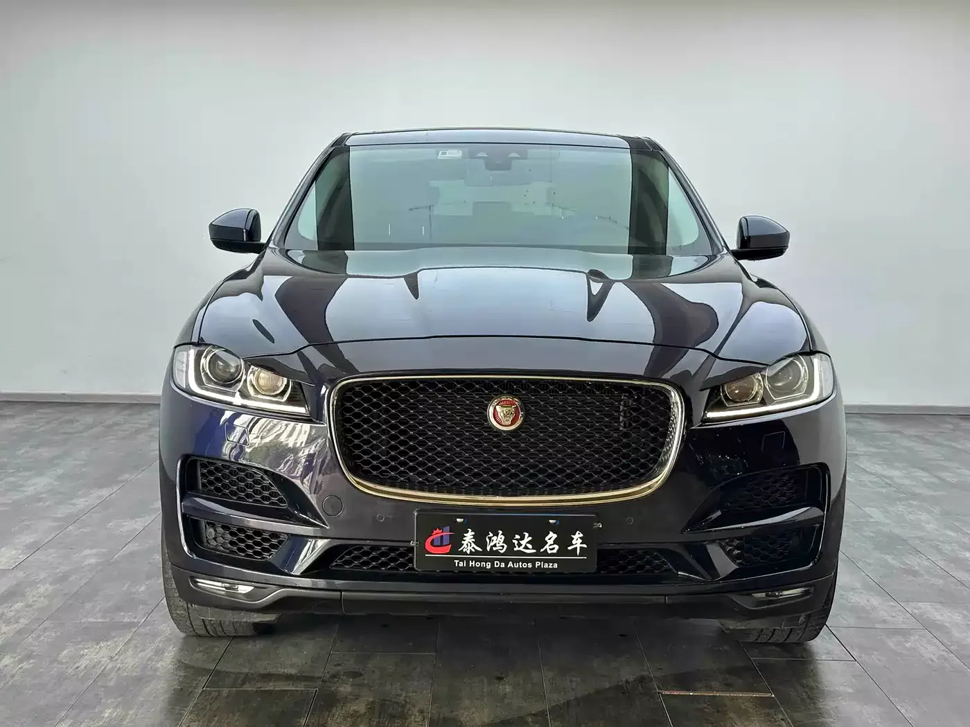 Jaguar F-PACE 2018 2.0T 2WD Urban Premium Edition фото 3