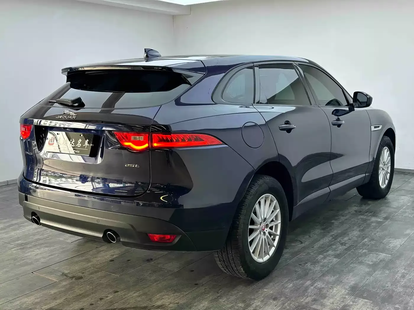 Jaguar F-PACE 2018 2.0T 2WD Urban Premium Edition фото 4