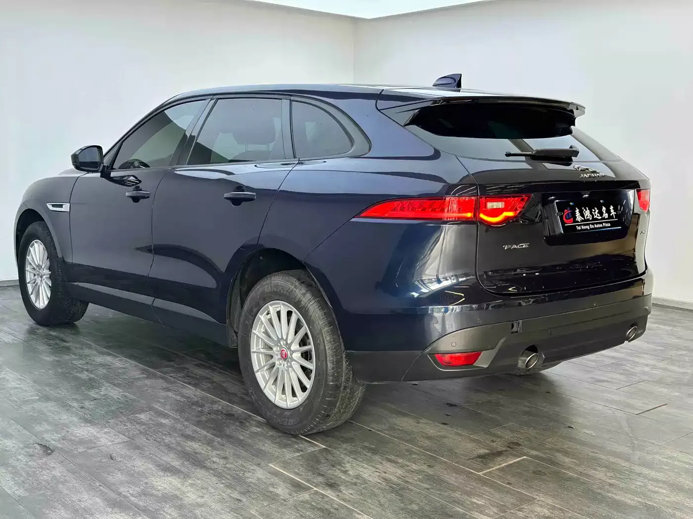 Jaguar F-PACE 2018 2.0T 2WD Urban Premium Edition фото 6