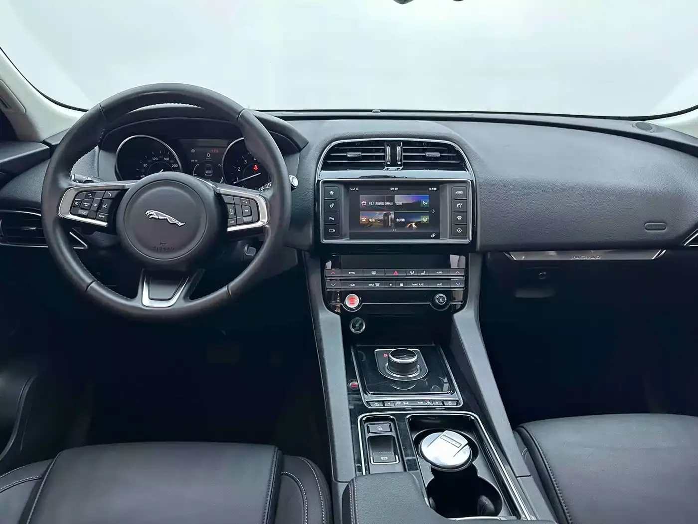 Jaguar F-PACE 2018 2.0T 2WD Urban Premium Edition фото 8