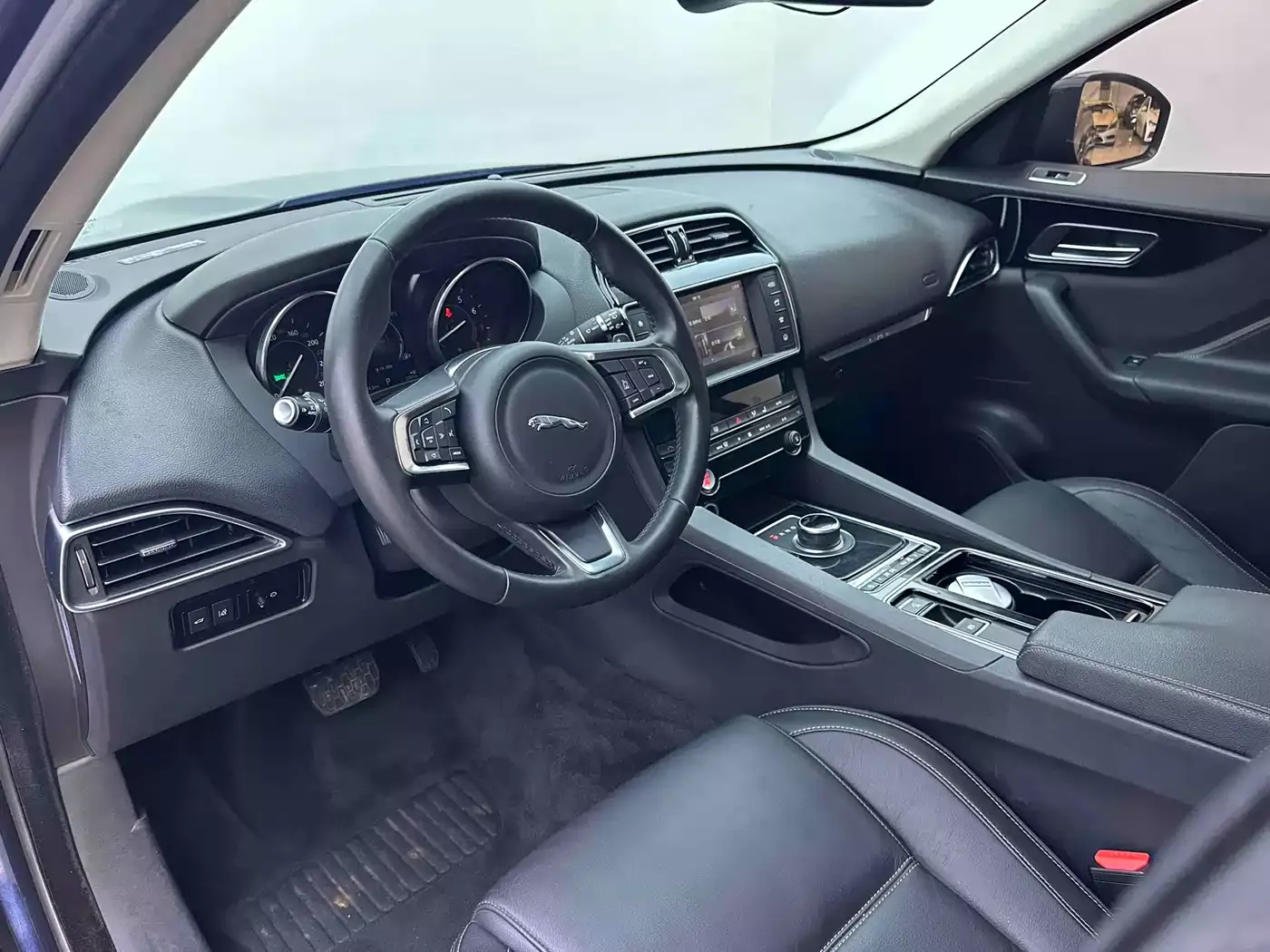 Jaguar F-PACE 2018 2.0T 2WD Urban Premium Edition фото 10