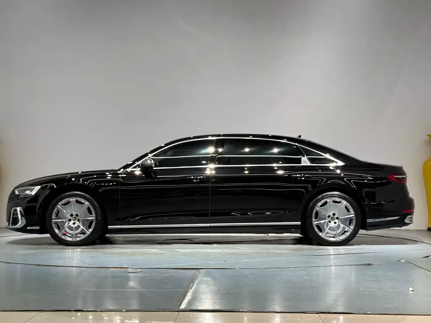 Audi A8 2022 A8L Horch Founder Edition Classic фото 18