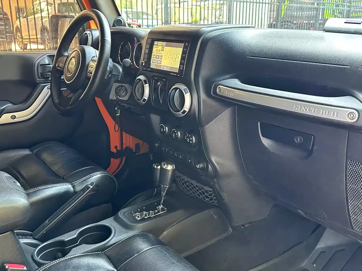 Jeep Wrangler 2013 3.6L Sahara Two-Door фото 4