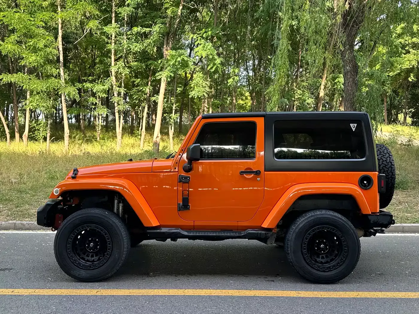 Jeep Wrangler 2013 3.6L Sahara Two-Door фото 8