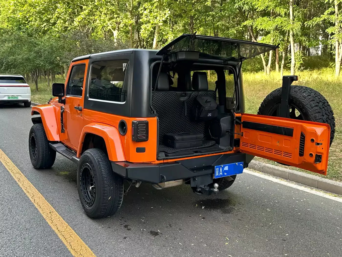 Jeep Wrangler 2013 3.6L Sahara Two-Door фото 9