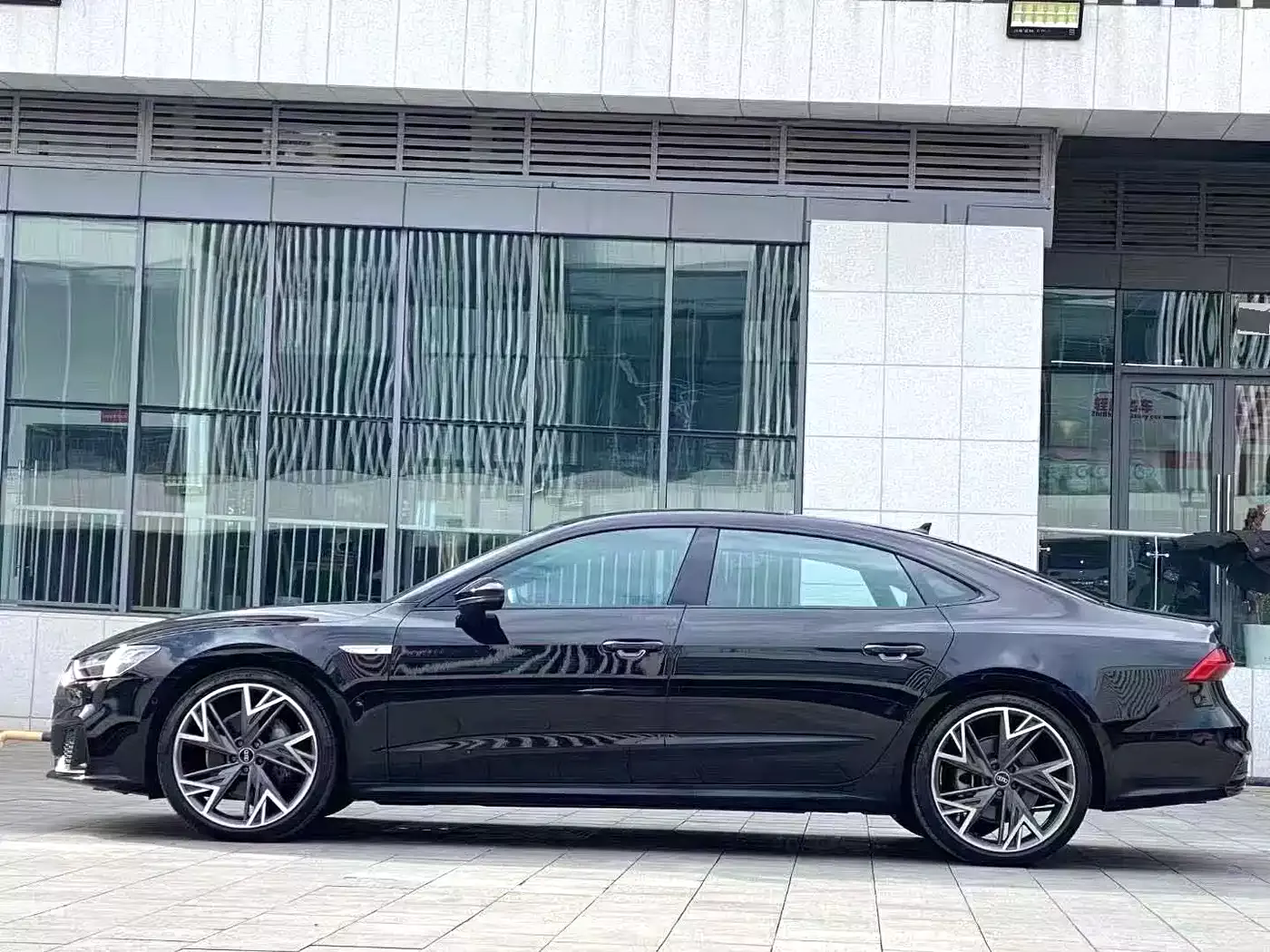 Audi A7L 2024 45 TFSI quattro Black Warrior Edition фото 7