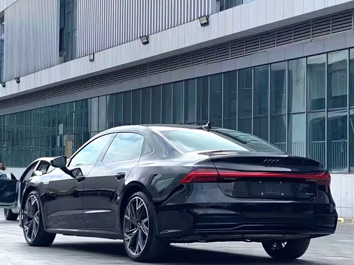 Audi A7L 2024 45 TFSI quattro Black Warrior Edition фото 9