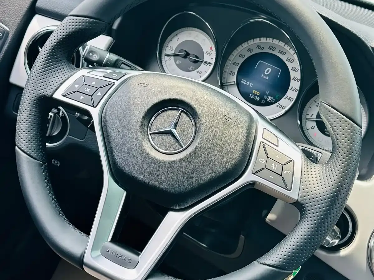 Mercedes-Benz GLK-Class 2015 GLK 260 4MATIC Fashion Ultimate Edition фото 15