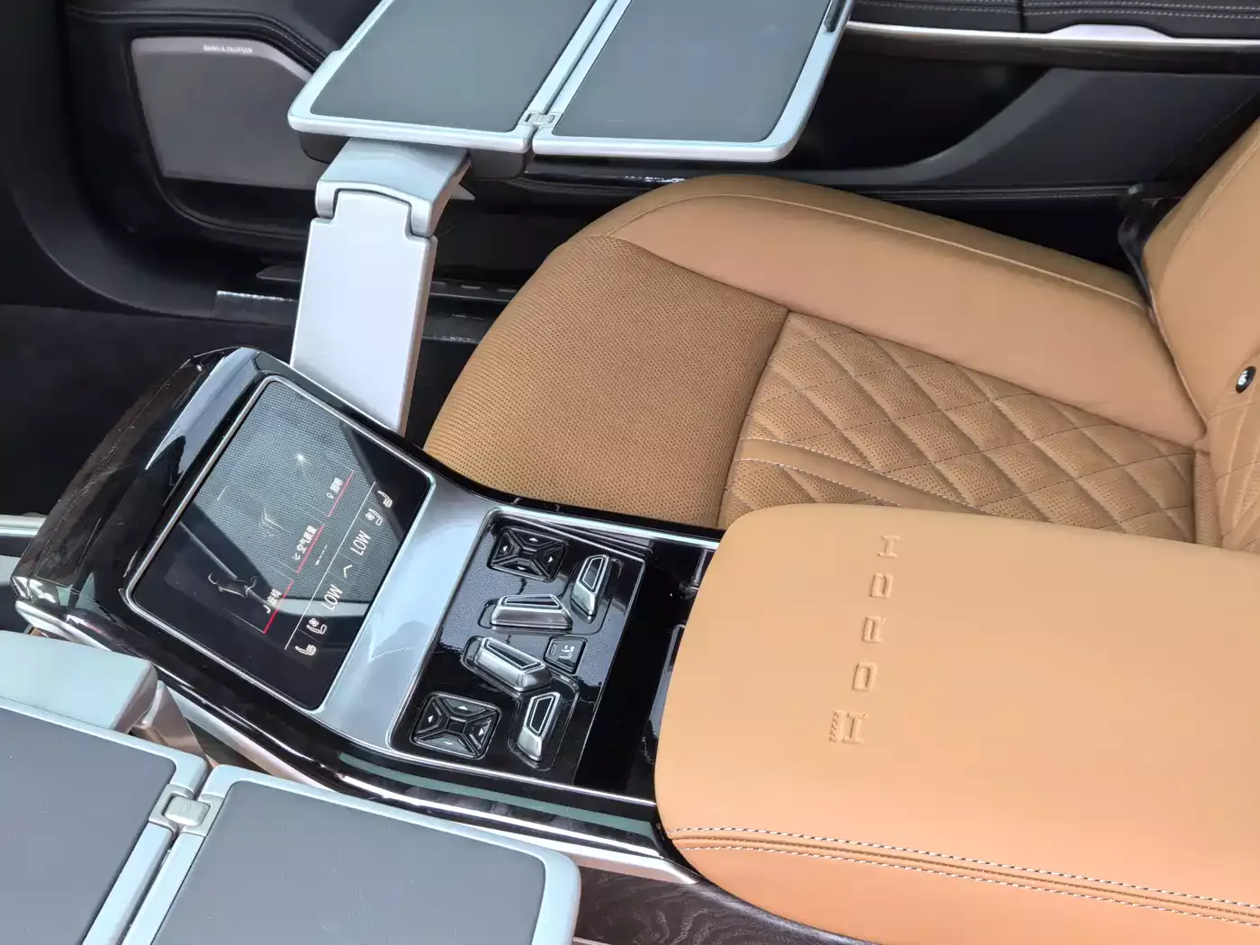 Audi A8 2025 A8L Horch Founder Edition 55TFSI фото 14
