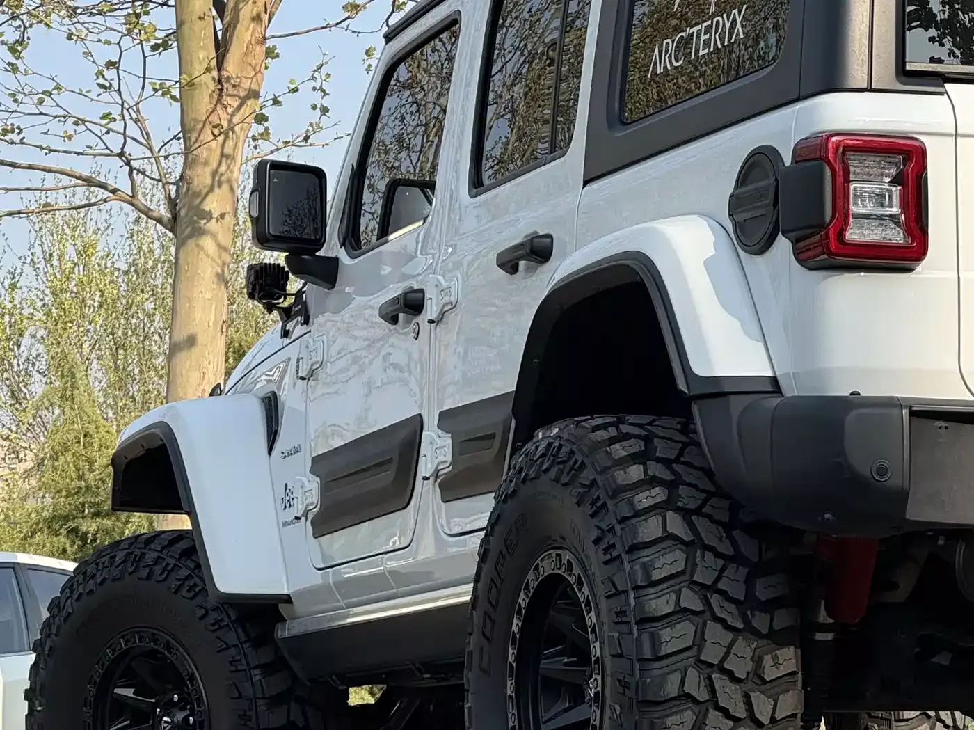 Jeep Wrangler 2024 Model 2.0T Sahara Four-Door Version фото 7