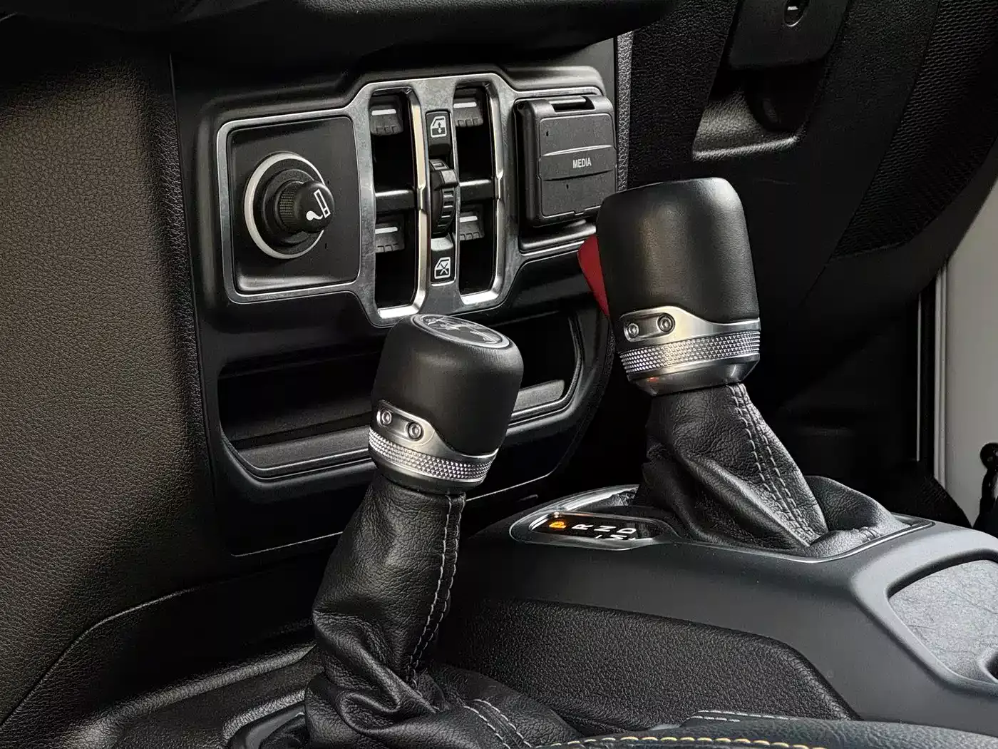 Jeep Wrangler 2024 Model 2.0T Sahara Four-Door Version фото 14