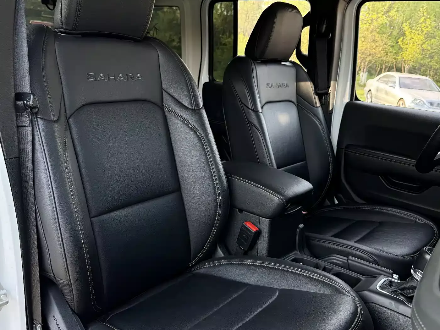 Jeep Wrangler 2024 Model 2.0T Sahara Four-Door Version фото 21