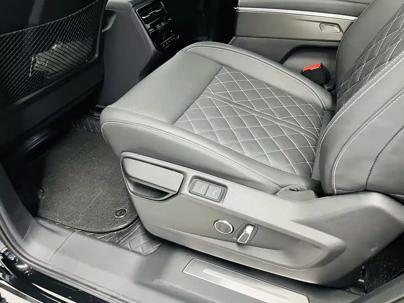 Audi Q6 2024 50 TFSI quattro Black Warrior Edition 6-seater фото 11