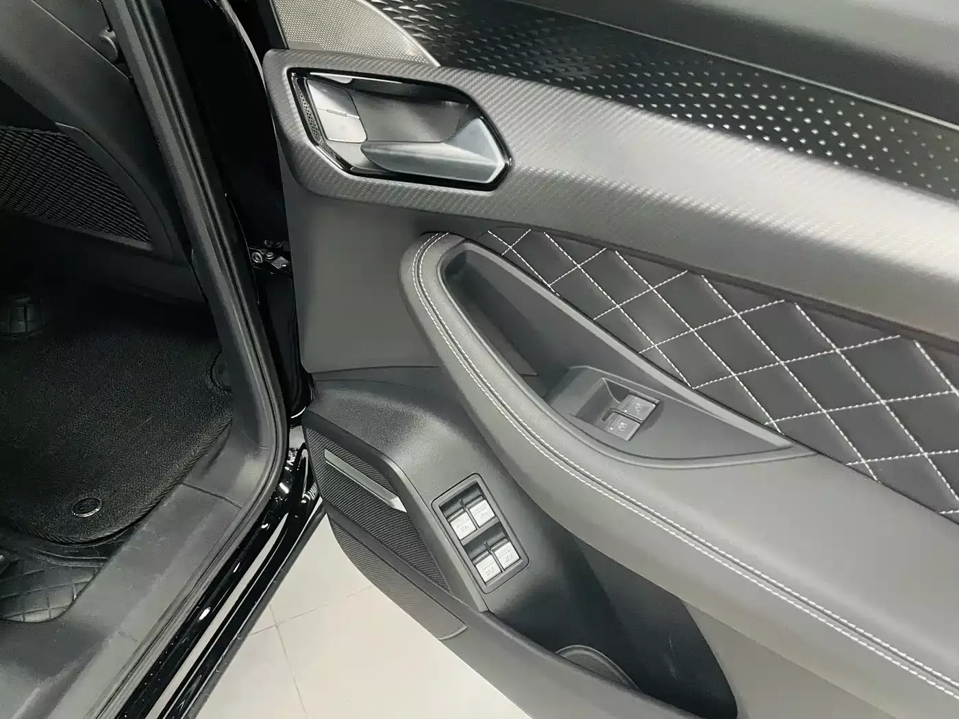 Audi Q6 2024 50 TFSI quattro Black Warrior Edition 6-seater фото 15