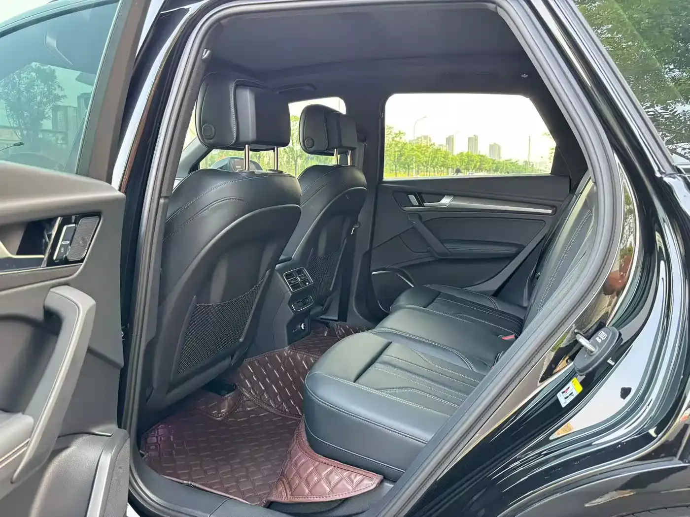 Audi Q5L 2025 Model Year Facelift 45th Anniversary Edition 40 TFSI Luxury Dynamic фото 5