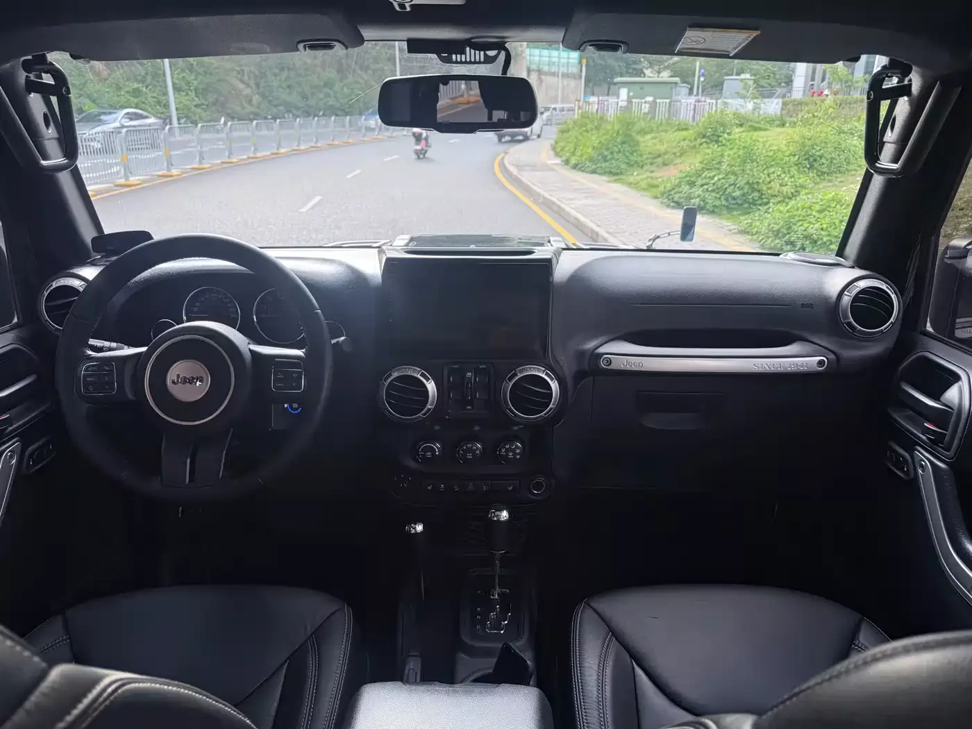 Jeep Wrangler 2017 3.0L Sahara 4-Door Comfort Edition фото 9